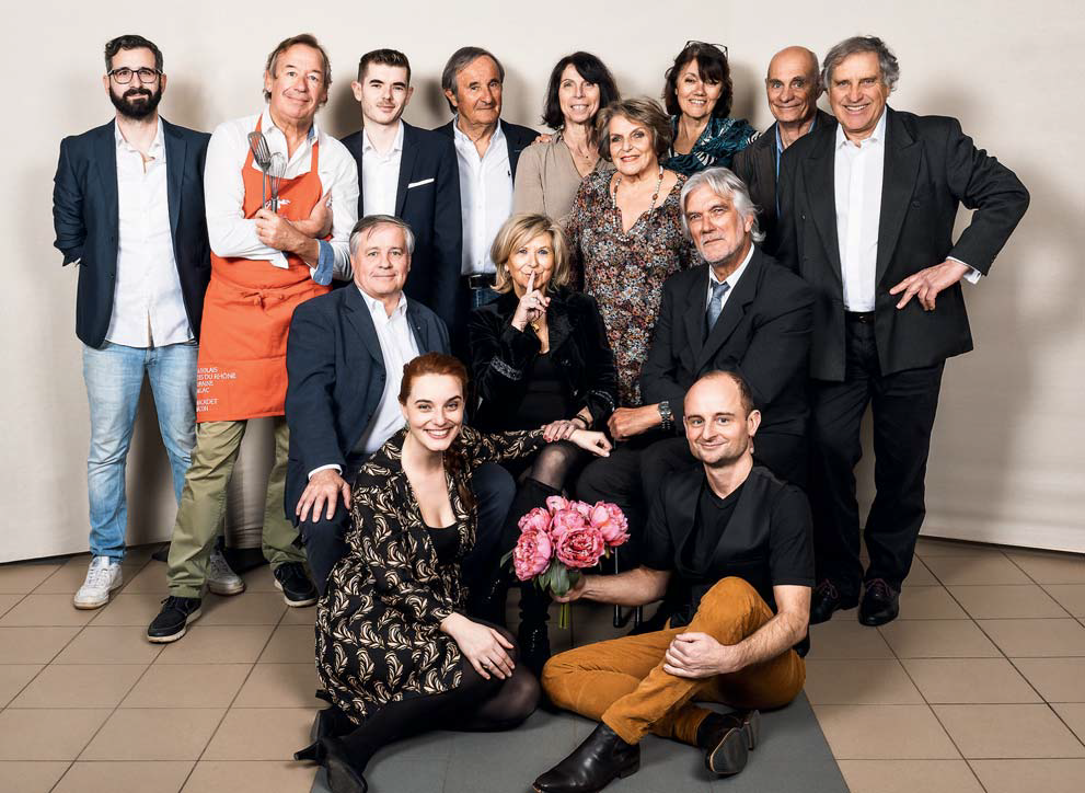 Photo de groupe de la Compagnie des Lumières 

De haut en bas, de gauche à droite : Pierre Ollier, dans le rôle de Jean / Production visuels de communication, Patrick Foucaut, dans le rôle de Gabin / Vice-Président de la compagnie, Lucien Robert, dans le rôle de Pablo, Claude Mauclair : décors, Solange Mandret : assistante metteur en scène, maquilleuse, Jeanne Delleas : décors, Alice Frézignac-Girard, dans le rôle de Marie, Antoine Cuny : régie, Patrick Teinturier, dans le rôle d’Alban / Président de la compagnie, Pierre Dumoulin : auteur et metteur en scène / Secrétaire de la compagnie, Marie-Maud Mauclair, dans le rôle de Léna, Olivier Girard, dans le rôle d’Ilan / Trésorier de la compagnie, Albane Honoré, dans le rôle de Sylvie / Communication et réseaux sociaux et Colin Delautre, dans le rôle de Filo