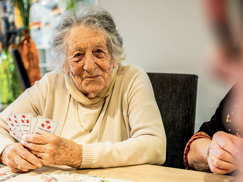 Une personne âgée jouant aux cartes