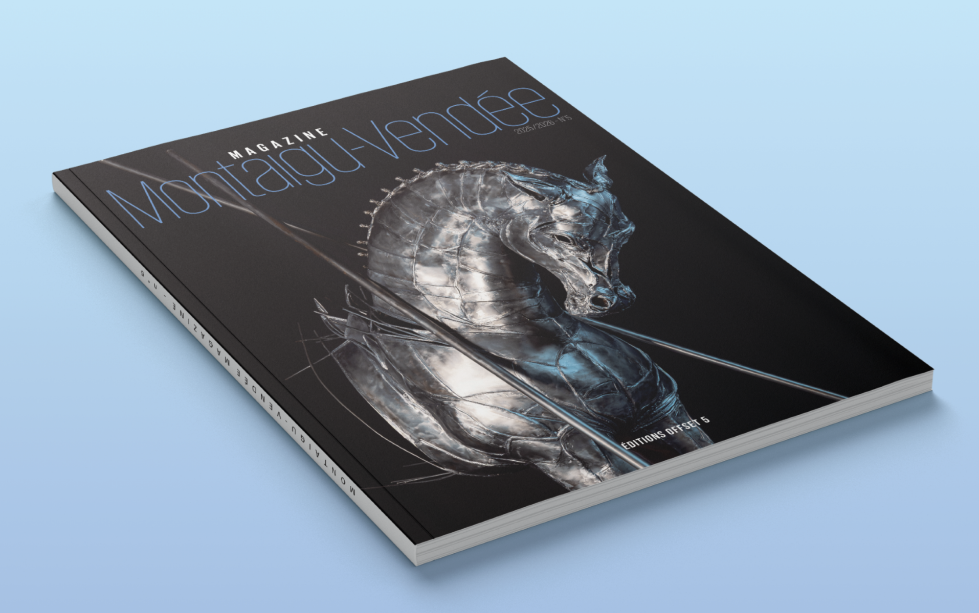 Le magazine Montaigu-Vendée n°5 présente une couverture étonnante avec une sculpture métallique de cheval stylisé sur fond noir et reposant sur une surface bleu clair. Cette édition porte la mention Édition Sept. 23. - Édition Offset 5 (Partenaire de votre communication locale en Vendée)