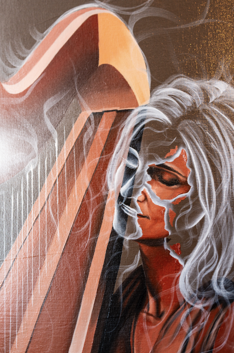 Le portrait d'une femme aux cheveux blancs flottants, peint par Simon Boisliveau, présente des coups de pinceau rouges et gris ressemblant à des fissures sur son visage. Elle est assise à côté d'une grande harpe, et des volutes de fumée l'entourent ainsi que la harpe. - Édition Offset 5 (Partenaire de votre communication locale en Vendée)