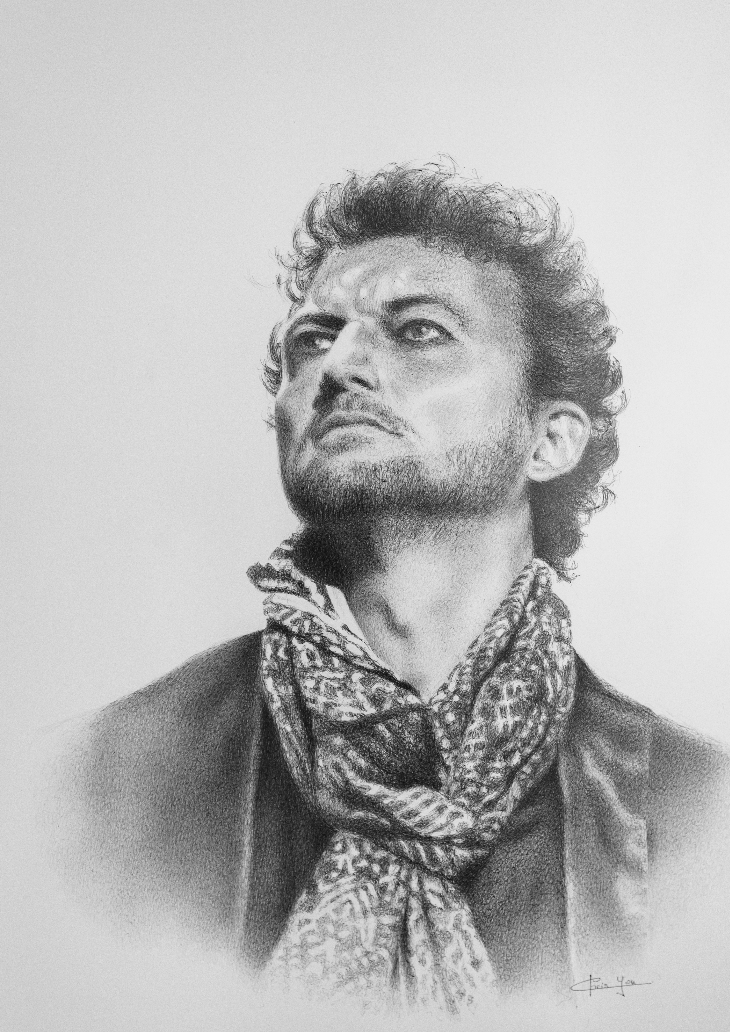 Dessin réaliste au crayon d'un homme aux cheveux et à la barbe bouclés, portant une écharpe et une veste à motifs, regardant vers le haut avec une expression sérieuse sur un fond uni, inspiré par l'élégance intemporelle du Manoir de la Mortière. - Édition Offset 5 (Partenaire de votre communication locale en Vendée)