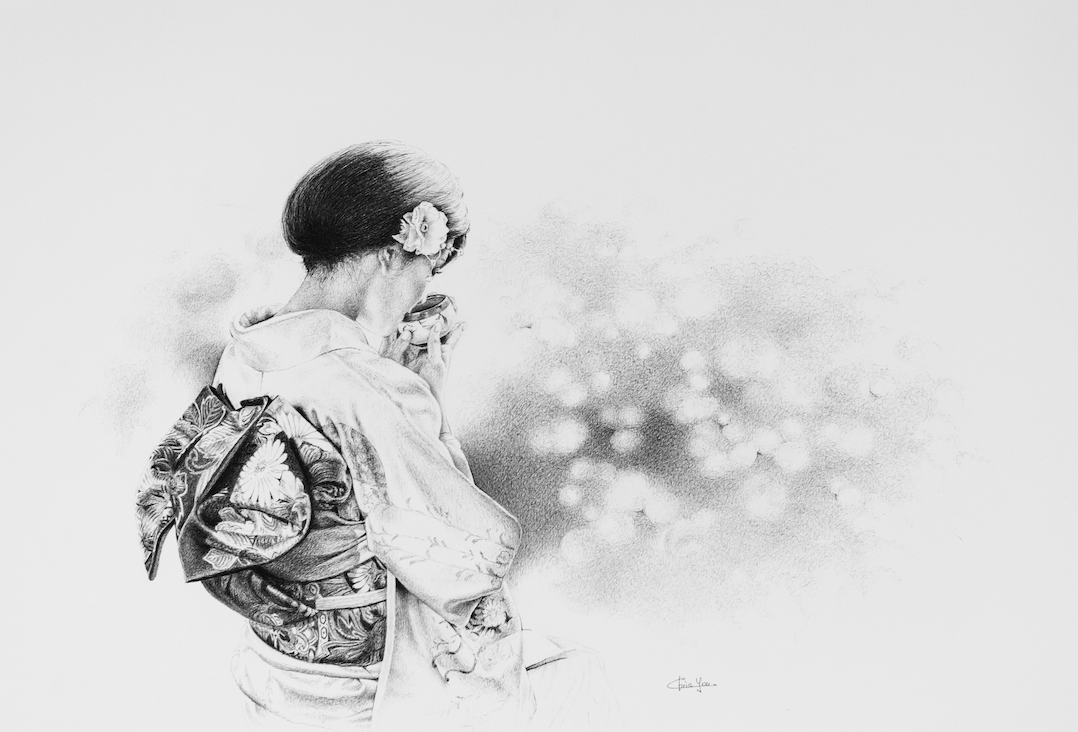 Dessin en noir et blanc d'une femme vêtue d'un kimono décoratif avec un obi, tenant une tasse près de son visage. Elle a une fleur dans les cheveux et semble regarder vers le bas, sur le fond flou et rêveur du Manoir de la Mortière. - Édition Offset 5 (Partenaire de votre communication locale en Vendée)