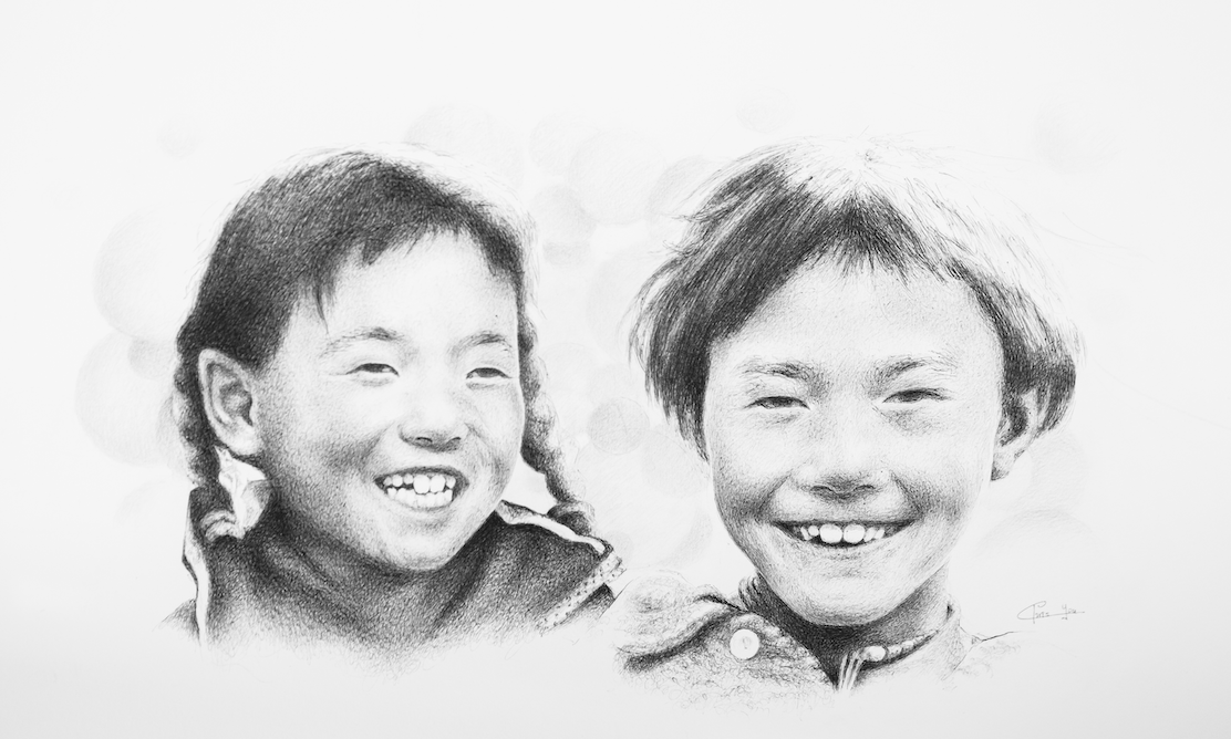 Dessin au crayon de deux enfants souriants aux cheveux courts et foncés, montrant leurs dents. L'un des enfants a les cheveux tressés et l'autre les cheveux lisses. L'arrière-plan doucement ombré présente des cercles légers et flous inspirés du Manoir de la Mortière. - Édition Offset 5 (Partenaire de votre communication locale en Vendée)