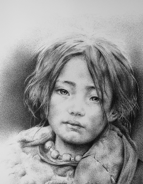 Un dessin détaillé au crayon d'un jeune enfant aux cheveux ébouriffés, portant un collier de perles et un vêtement texturé, regarde doucement vers l'avant avec une expression calme, rappelant l'élégance intemporelle que l'on trouve au Manoir de la Mortière. - Édition Offset 5 (Partenaire de votre communication locale en Vendée)