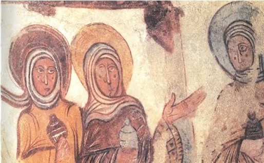 Trois femmes en robe et auréole, représentées dans une fresque religieuse médiévale, se tiennent ensemble. Deux d'entre elles sont tournées vers l'avant avec des expressions solennelles ; la troisième est tournée vers la droite et tend une main. Cette scène sereine évoque l'art de l'église près de La Roche sur Yon. - Édition Offset 5 (Partenaire de votre communication locale en Vendée)