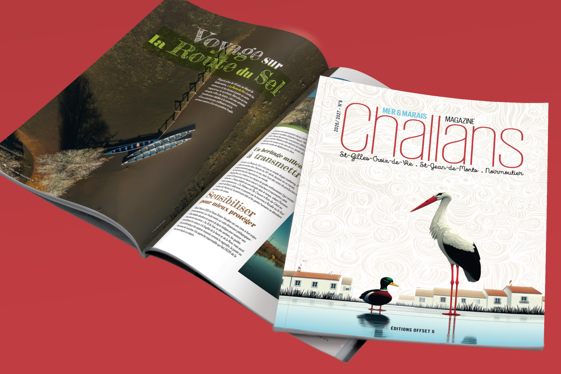 Deux magazines sur fond rouge : l'un fermé, présentant une couverture avec des illustrations de cigognes, d'eau et de bâtiments à Challans ; l'autre ouvert, présentant des pages avec des photos et des textes en français sur la nature. - Édition Offset 5 (Partenaire de votre communication locale en Vendée)