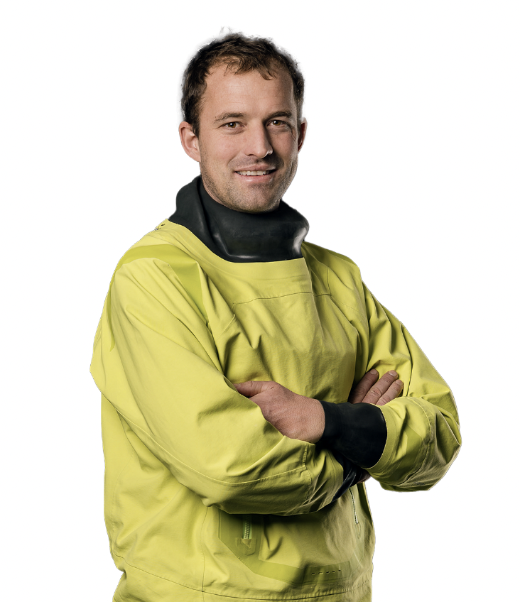 Un homme portant une veste imperméable jaune avec des bordures noires se tient debout, les bras croisés, souriant, sur un fond blanc uni, prêt à affronter n'importe quel temps - tout comme le matériel de 2 Mains 4 Cornes. - Édition Offset 5 (Partenaire de votre communication locale en Vendée)